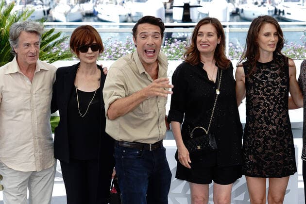 Internationale Filmfestspiele von Cannes, Mascarade Photocall Francois Cluzet - Laura Morente - Nicolas Bedos - Emmanuelle Devos - - Marine Vacth CELEBRITES : 75Ã me Festival de Cannes - Photocall du film Â« MascaradeÂ» - 28 05 2022 NorbertScanella Panoramic 