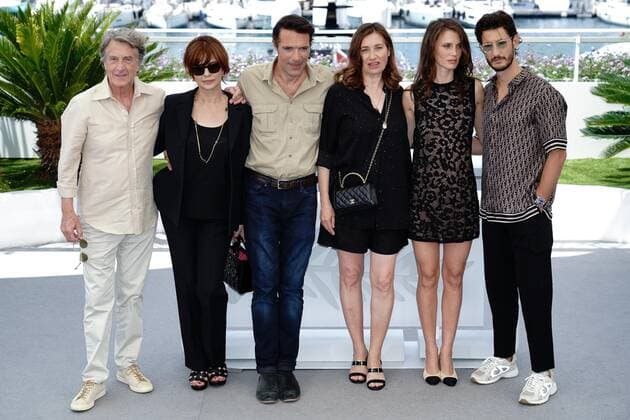 Internationale Filmfestspiele von Cannes, Mascarade Photocall Francois Cluzet - Laura Morente - Nicolas Bedos - Emmanuelle Devos - - Marine Vacth - Pierre Niney CELEBRITES : 75Ã me Festival de Cannes - Photocall du film Â« MascaradeÂ» - 28 05 2022 NorbertScanella Panoramic 