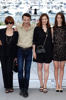 Internationale Filmfestspiele von Cannes, Mascarade Photocall Laura Morente - Nicolas Bedos - Emmanuelle Devos - - Marine Vacth CELEBRITES : 75Ã me Festival de Cannes - Photocall du film Â« MascaradeÂ» - 28 05 2022 NorbertScanella Panoramic 