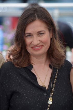 Internationale Filmfestspiele von Cannes, Mascarade Photocall Emmanuelle Devos CELEBRITES : 75Ã me Festival de Cannes - Photocall du film Â« MascaradeÂ» - 28 05 2022 NorbertScanella Panoramic 