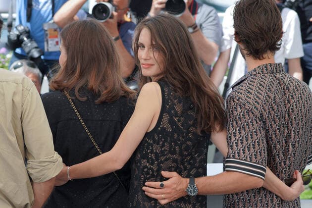 Internationale Filmfestspiele von Cannes, Mascarade Photocall Marine Vacth CELEBRITES : 75Ã me Festival de Cannes - Photocall du film Â« MascaradeÂ» - 28 05 2022 NorbertScanella Panoramic 