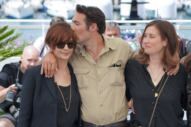 Internationale Filmfestspiele von Cannes, Mascarade Photocall Laura Morente - Nicolas Bedos - Emmanuelle Devos CELEBRITES : 75Ã me Festival de Cannes - Photocall du film Â« MascaradeÂ» - 28 05 2022 NorbertScanella Panoramic 