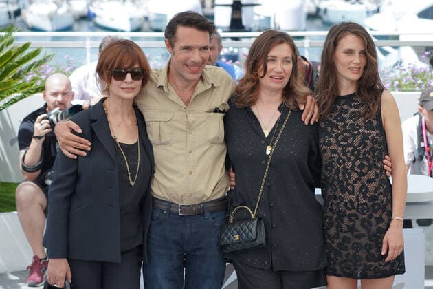 Internationale Filmfestspiele von Cannes, Mascarade Photocall Laura Morente - Nicolas Bedos - Emmanuelle Devos - - Marine Vacth CELEBRITES : 75Ã me Festival de Cannes - Photocall du film Â« MascaradeÂ» - 28 05 2022 NorbertScanella Panoramic 