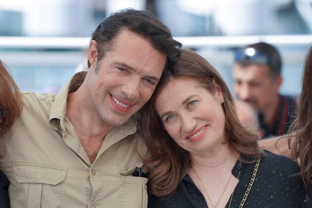 Entertainment Bilder des Tages Internationale Filmfestspiele von Cannes, Mascarade Photocall Nicolas Bedos - Emmanuelle Devos CELEBRITES : 75Ã me Festival de Cannes - Photocall du film Â« MascaradeÂ» - 28 05 2022 NorbertScanella Panoramic 