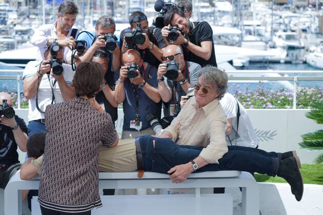 Internationale Filmfestspiele von Cannes, Mascarade Photocall Pierre Niney - Nicolas Bedos - Francois Cluzet CELEBRITES : 75Ã me Festival de Cannes - Photocall du film Â« MascaradeÂ» - 28 05 2022 NorbertScanella Panoramic 
