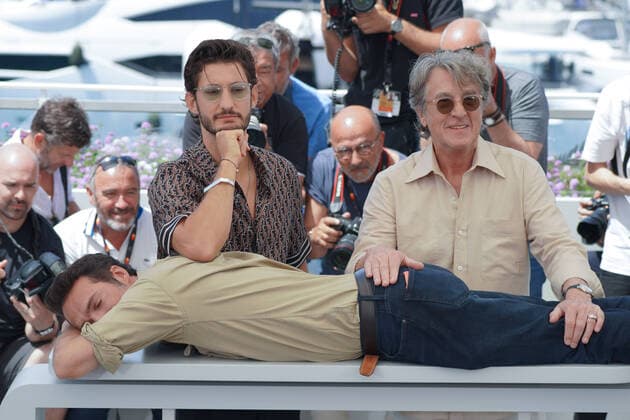 Internationale Filmfestspiele von Cannes, Mascarade Photocall Pierre Niney - Nicolas Bedos - Francois Cluzet CELEBRITES : 75Ã me Festival de Cannes - Photocall du film Â« MascaradeÂ» - 28 05 2022 NorbertScanella Panoramic 