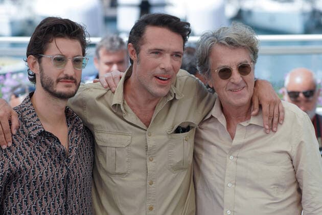 Internationale Filmfestspiele von Cannes, Mascarade Photocall Pierre Niney - Nicolas Bedos - Francois Cluzet CELEBRITES : 75Ã me Festival de Cannes - Photocall du film Â« MascaradeÂ» - 28 05 2022 NorbertScanella Panoramic 