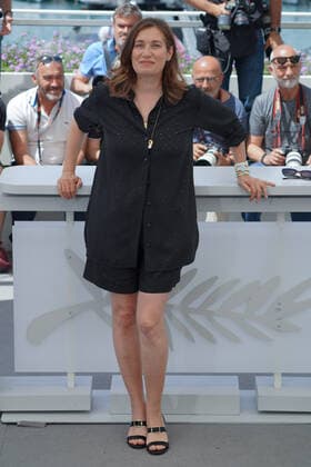 Internationale Filmfestspiele von Cannes, Mascarade Photocall Emmanuelle Devos CELEBRITES : 75Ã me Festival de Cannes - Photocall du film Â« MascaradeÂ» - 28 05 2022 NorbertScanella Panoramic 