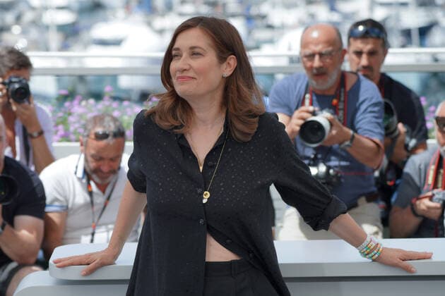 Internationale Filmfestspiele von Cannes, Mascarade Photocall Emmanuelle Devos CELEBRITES : 75Ã me Festival de Cannes - Photocall du film Â« MascaradeÂ» - 28 05 2022 NorbertScanella Panoramic 