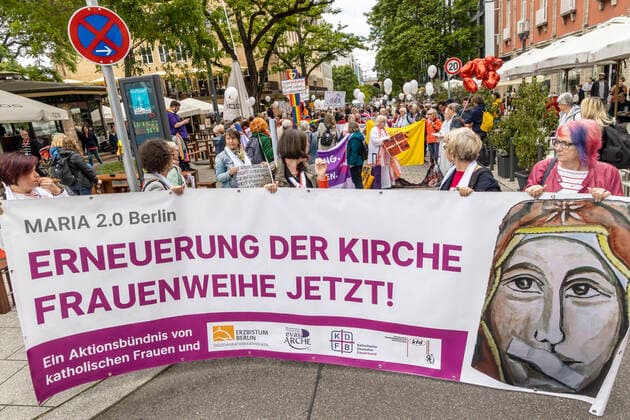 News Themen der Woche KW21 News Bilder des Tages Kundgebung und Demonstration von Maria 2.0 auf dem Kirchentag in Stuttgart. Maria 2.0, auch Kirchenstreik genannt, ist eine von Frauen in der römisch-katholischen Kirche in Deutschland ausgehende Initiative. Die Forderungen der Initiative richten sich unter anderem gegen Machtstrukturen in der Kirche. 28.05.2022: Deutschland, Baden-Württemberg, Stuttgart. *** Maria 2 0 rally and demonstration at the Kirchentag in Stuttgart Maria 2 0, also called church strike, is an initiative launched by women in the Roman Catholic Church in Germany The demands of the initiative are directed, among other things, against power structures in the church 28 05 2022 Germany, Baden Württemberg, Stuttgart