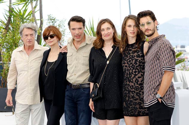 Francois Cluzet, Laura Morante, Nicolas Bedos, Emmanuelle Devos, Marine Vacth and Pierre Niney at the photocall for the feature film Masquerade at the Festival de Cannes 2022 75 Cannes International Film Festival at the Palais des Festivals Cannes, 28 05 2022. Foto:xD.xBedrosianx xFuturexImage