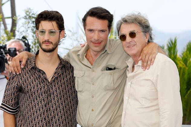 Pierre Niney, Nicolas Bedos and Francois Cluzet at the photocall for the feature film Masquerade at the Festival de Cannes 2022 75 Cannes International Film Festival at the Palais des Festivals Cannes, 28 05 2022 Foto:xD.xBedrosianx xFuturexImage