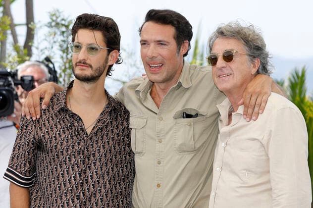 Pierre Niney, Nicolas Bedos and Francois Cluzet at the photocall for the feature film Masquerade at the Festival de Cannes 2022 75 Cannes International Film Festival at the Palais des Festivals Cannes, 28 05 2022 Foto:xD.xBedrosianx xFuturexImage
