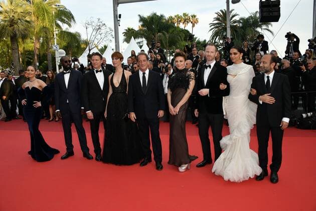 Carmen Bsaibes75th Cannes Film Festival 2022, Red Carpet Closing Ceremony. Pictured Jury Cannes 2022 - Ladj Ly, Jeff Nichols, Rebecca Hall, Jasmine Trinca, Joachim Trier, Deepika Padukone, Vincent Lindon  Copyright: xSimonexComix xipa-agency.netx xVeneziax2020x