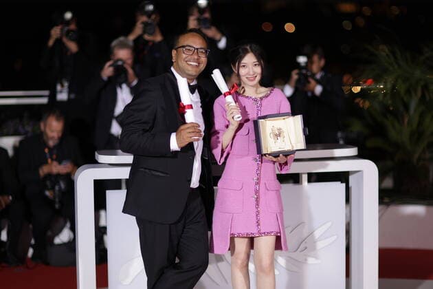 75eme Festival International du Film de Cannes. Photocall des palms laureats. 75th International Cannes Film Festival. Jianying Chen, Best Short Film Palm d Or for Hai Bian Sheng Qi Yi Zuo Xuan Ya (The Water Murmurs) during the closing ceremony for the 75th annual Cannes film festival at Palais des Festivals on May 28, 2022 in Cannes, France. 280940 0000-00-00 Cannes France  Copyright: xTerencexBaelenx STAR_280940_006