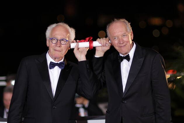 75eme Festival International du Film de Cannes. Photocall des palms laureats. 75th International Cannes Film Festival. Photocall with winners Prix du 75e:TORI ET LOKITA réalisé par Jean-Pierre & Luc DARDENNE 280940 0000-00-00 Cannes France Dardenne, Luc; Dardenne, Jean Pierre  Copyright: xTerencexBaelenx STAR_280940_032