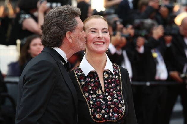 75eme Festival International du Film de Cannes. Marches de cloture. 75th Cannes Film Festival. Red carpet of the closing ceremony. Carole Bouquet and Philippe Sereys de Rothschild. 280938 2022-05-28 Cannes France  Copyright: xIsabellexVautierx xStarfacex STAR_280938_007