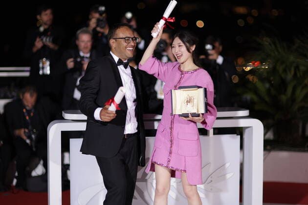75eme Festival International du Film de Cannes. Photocall des palms laureats. 75th International Cannes Film Festival. Jianying Chen, Best Short Film Palm d Or for Hai Bian Sheng Qi Yi Zuo Xuan Ya (The Water Murmurs) during the closing ceremony for the 75th annual Cannes film festival at Palais des Festivals on May 28, 2022 in Cannes, France. 280940 0000-00-00 Cannes France  Copyright: xTerencexBaelenx STAR_280940_004