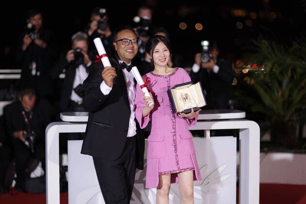 75eme Festival International du Film de Cannes. Photocall des palms laureats. 75th International Cannes Film Festival. Jianying Chen, Best Short Film Palm d Or for Hai Bian Sheng Qi Yi Zuo Xuan Ya (The Water Murmurs) during the closing ceremony for the 75th annual Cannes film festival at Palais des Festivals on May 28, 2022 in Cannes, France. 280940 0000-00-00 Cannes France  Copyright: xTerencexBaelenx STAR_280940_005