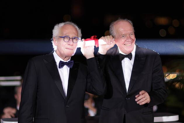 75eme Festival International du Film de Cannes. Photocall des palms laureats. 75th International Cannes Film Festival. Photocall with winners Prix du 75e:TORI ET LOKITA réalisé par Jean-Pierre & Luc DARDENNE 280940 0000-00-00 Cannes France Dardenne, Luc; Dardenne, Jean Pierre  Copyright: xTerencexBaelenx STAR_280940_031