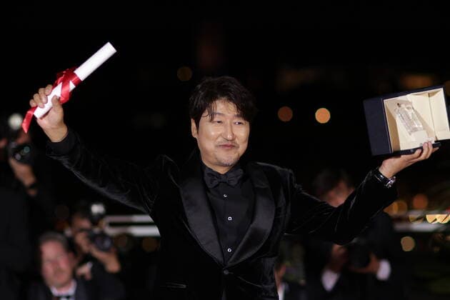 75eme Festival International du Film de Cannes. Photocall des palms laureats. 75th International Cannes Film Festival. Photocall with winners. Prix d Interprétation Masculine: SONG Kang-ho dans BROKER réalisé par KORE-EDA Hirokazu 280940 0000-00-00 Cannes France Song Kang-ho  Copyright: xTerencexBaelenx STAR_280940_050