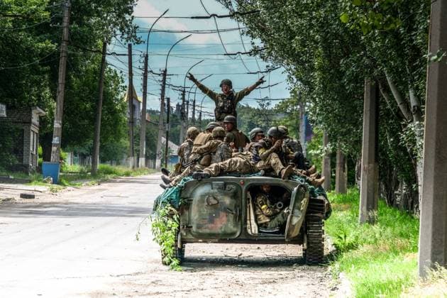May 28, 2022, Lysychansk, Ukraine: Soldiers on a tank in the streets of Lysychansik. Lysychansk is a city on the high right bank of the Donets River in the Luhansk region. The city is part of a metropolitan area including Severodonetsk and Rubizhne; the three towns constitute one of Ukraine s largest chemical complexes. Lysychansk is now the frontline since the Russian troops destroyed the bridge connecting Severodonetsk to Lysychansk. Russian troops are attacking the city and moving towards it. The Russian army occupies the main road that connects Lysychansk to Kramatorsk. Lysychansk Ukraine - ZUMAs197 20220528_zaa_s197_140 Copyright: xRickxMavex
