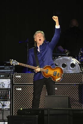 Entertainment Bilder des Tages Paul McCartney throws a fist into the air as he begins to perform with his band at the Camping World Stadium in Orlando, Florida on Saturday, May 28, 2022.  ORP20220528029 JOExMARINO