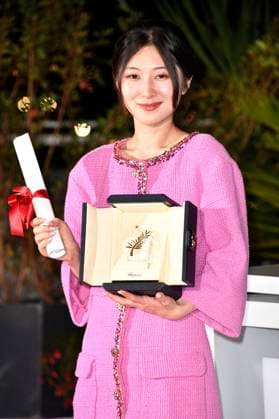 Jianying Chen with the Palme dOr for Best Short Film Hai Bian Sheng Qi Yi Zuo Xuan Ya The Water Murmurs at the photocall with the winners at the Festival de Cannes 2022 75 Cannes International Film Festival at the Palais des Festivals Cannes, 28 05 2022. Foto:xD.xBedrosianx xFuturexImage