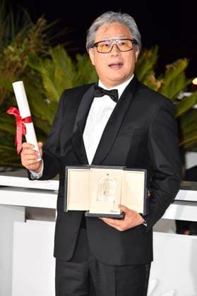 Park Chan wook with the best director award for Heojil kyolshim Decision to Leave at the photocall with the award winners at the Festival de Cannes 2022 75 Cannes International Film Festival at the Palais des Festivals Cannes, 28 05 2022. Foto:xD.xBedrosianx xFuturexImage