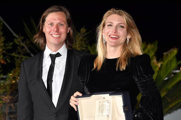 Felix Van Groeningen and Charlotte Vandermeersch with the Jury Award for The Eight Mountains Le otto montagne Eight Mountains at the photocall with the award winners at the Festival de Cannes 2022 75 Cannes International Film Festival at the Palais des Festivals Cannes, 28 05 2022. Foto:xD.xBedrosianx xFuturexImage