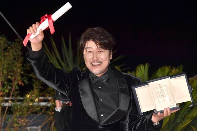 Song Kang ho with the best actor award in Broker at the photocall with the award winners at the Festival de Cannes 2022 75 Cannes International Film Festival at the Palais des Festivals Cannes, 28 05 2022. Foto:xD.xBedrosianx xFuturexImage