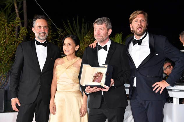 Erik Hemmendorff, Dolly De Leon, Philippe Bober and Ruben Östlund with the Palme dOr for best film Triangle of Sadness at the photocall with the winners at the Festival de Cannes 2022 75 Cannes International Film Festival at the Palais des Festivals Cannes, 28 05 2022. Foto:xD.xBedrosianx xFuturexImage