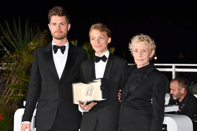Lukas Dhont and Eden Dambrine with the Grand Jury Prize for Close and Claire Denis with the Grand Jury Prize for Stars at Noon at the photocall with the winners at the Festival de Cannes 2022 75 Cannes International Film Festival at the Palais des Festivals Cannes, 28 05 2022 Foto:xD.xBedrosianx xFuturexImage