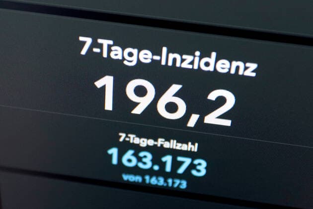 RKI dashboard, 7 day incidence is now 196.2 7 day incidence, RKI dashboard on a monitor on 29 05 2022 in Siegen Germany.
