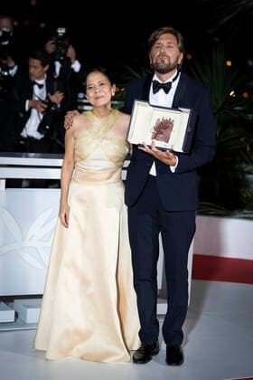 IPP Photo Daniele Cifala™ Cannes 28 05 2022 Palme D Or Winner Photocall The 75th Annual Cannes Film Festival in the photo Dolly De Leon and Director Ruben Ostlund Italy Photo Press World Copyright  0