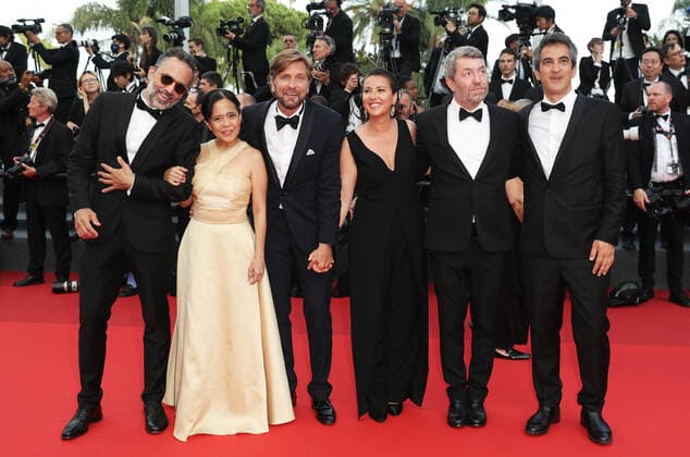(220529) -- CANNES, May 29, 2022 -- Swedish director Ruben Ostlund (3rd L) and cast members of the film Triangle of Sadness, which won the Palme d Or, pose at the red carpet during the closing ceremony of the 75th edition of the Cannes Film Festival in Cannes, southern France, May 28, 2022. ) FRANCE-CANNES-FILM FESTIVAL-CLOSE GaoxJing 