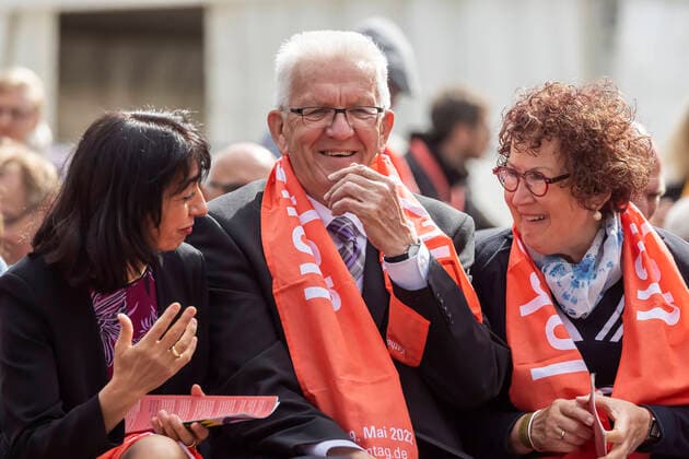 News Themen der Woche KW21 News Bilder des Tages Ministerpräsident BW Winfried Kretschmann mit seiner Ehefrau Gerlinde (rechts) und Landtagspräsidentin Muhterem Aras. 102. Deutscher Katholikentag mit Messe auf dem Stuttgarter Schlossplatz beendet. Am Katholikentag hatten nach Angaben der Veranstalter rund 27.000 Menschen teilgenommen - weit weniger als erwartet. Bei rund 1.500 Veranstaltungen ging es um die aktuellen Herausforderungen von Kirche und Gesellschaft, darunter insbesondere den Krieg in der Ukraine, die Klimakrise, die Aufarbeitung des Missbrauchsskandals in der Kirche sowie daraus folgende mögliche Reformen. 29.05.2022: Deutschland, Baden-Württemberg, Stuttgart. *** Prime Minister BW Winfried Kretschmann with his wife Gerlinde right and State Parliament President