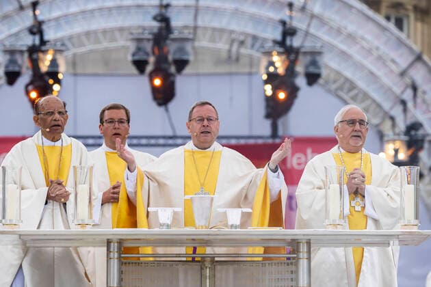 Bilder des Jahres 2022, News 05 Mai News Themen der Woche KW21 News Bilder des Tages Von links Oswald Gracias (Erzbischof von Mumbai), Diakon Nico Schmid, Bischof Georg Bätzing, Gebhard Fürst (Bischof der gastgebenden Diözese Rottenburg-Stuttgart). 102. Deutscher Katholikentag mit Messe auf dem Stuttgarter Schlossplatz beendet. Am Katholikentag hatten nach Angaben der Veranstalter rund 27.000 Menschen teilgenommen - weit weniger als erwartet. Bei rund 1.500 Veranstaltungen ging es um die aktuellen Herausforderungen von Kirche und Gesellschaft, darunter insbesondere den Krieg in der Ukraine, die Klimakrise, die Aufarbeitung des Missbrauchsskandals in der Kirche sowie daraus folgende mögliche Reformen. 29.05.2022: Deutschland, Baden-Württemberg, Stuttgart. *** From left Oswald Gracias Archbishop of Mumbai , Deaco