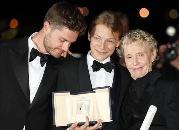 (220529) -- CANNES, May 29, 2022 -- Director Lukas Dhont (L) and Eden Dambrine (C) for the film Close pose with director Claire Denis for the film Stars at Noon during a photocall after the two films won the Grand Prix at the closing ceremony of the 75th edition of the Cannes Film Festival in Cannes, southern France, May 28, 2022. ) FRANCE-CANNES-FILM FESTIVAL-CLOSE GaoxJing 