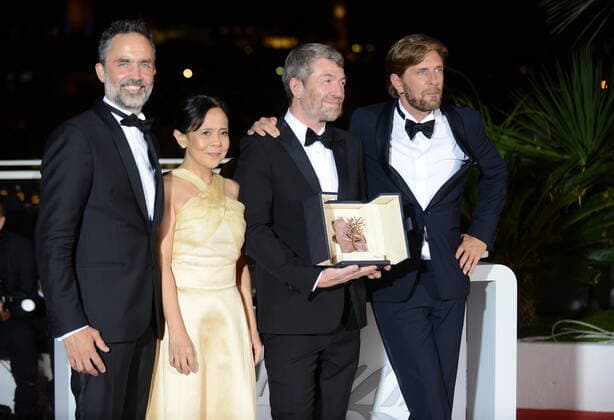May 28, 2022, CANNES, France: CANNES, FRANCE - MAY 28: Erik Hemmendorff, Dolly De Leon, Philippe Bober and Director Ruben Ostlund pose with the Palme d Or Award for Triangle of Sadness at the winner photocall during the 75th annual Cannes film festival at Palais des Festivals on May 28, 2022 in Cannes, France. CANNES France - ZUMAi09_ 20220528_zaf_i09_080 Copyright: xFrederickxInjimbertx