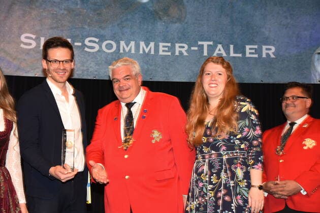 Martin Frank cabaret artist award winner Guenther Grauer Narrhalla president laudator Franziska Wanninger cabaret artist Munich 29 05 2011 Wirtshaus im Schlachthof Narrhalla Sigi Sommertaler award 2022 Munich