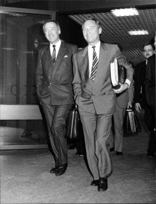 Wolfgang Schäuble mit Franz Steinkühler Kanzleramtschef Wolfgang Schäuble zusammen mit damaligen Vorsitzenden der IG-Metall Franz Steinkühler im Februar 1988, Copyright: UnitedxArchivesxSvenxSimon Nur redaktionelle Nutzung. Editorial usage only. UnitedArchivesIMS_3216136F EDITORIAL USE ONLY
