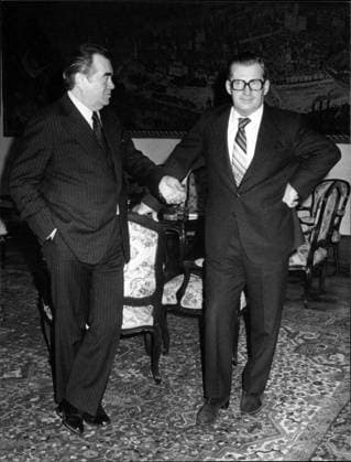 Lubomir Strougal und Bohuslav Chnoupek Das Foto zeigt den Ministerpräsidenten der Tschechoslowakei, Lubomir Strougal (re), im Gespräch mit Außenminister Bohuslav Chnoupek (li)., Copyright: UnitedxArchivesxSvenxSimon Nur redaktionelle Nutzung. Editorial usage only. UnitedArchivesIMS_3257281F EDITORIAL USE ONLY