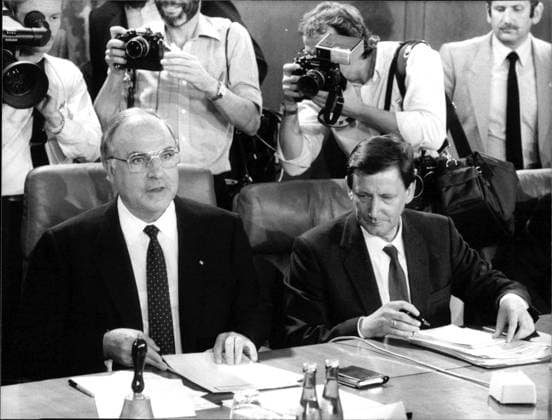 Helmut Kohl und Waldemar Schreckenberger Bundeskanzler Helmut Kohl und Kanzleramtschef Waldemar Schreckenberger bei der ersten Kabinettssitzung der liberal-konservativen Regierung, 1982., Copyright: UnitedxArchivesxSvenxSimon Nur redaktionelle Nutzung. Editorial usage only. UnitedArchivesIMS_3262928F EDITORIAL USE ONLY