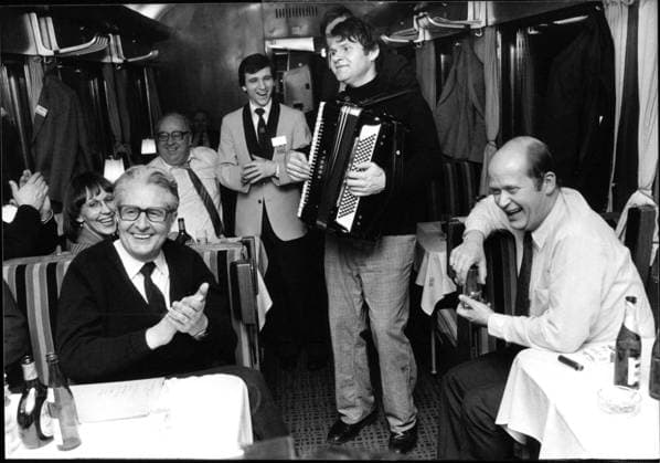 Hans-Jochen Vogel und Frank Dahrendorf Das Foto zeigt den SPD-Kanzlerkandidaten Hans-Jochen Vogel mit Frank Dahrendorf im SPD-Wahlkampfzug., Copyright: UnitedxArchivesxSvenxSimon Nur redaktionelle Nutzung. Editorial usage only. UnitedArchivesIMS_3284693F EDITORIAL USE ONLY
