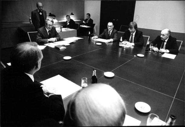 Hans Jochen Vogel, Guido Brunner, Walter Rasch und Peter Ulrich Das Foto zeigt Hans-Jochen Vogel, Guido Brunner, Walter Rasch und Peter Ulrich während der ersten Senatssitzung nach den Neuwahlen im Jahr 1981., Copyright: UnitedxArchivesxSvenxSimon Nur redaktionelle Nutzung. Editorial usage only. UnitedArchivesIMS_3284702F EDITORIAL USE ONLY