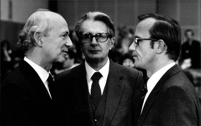 Hans-Jochen Vogel und Konrad Porzner Das Foto zeigt den Regierenden Bürgermeister von Berlin, Hans-Jochen Vogel (Mitte), mit dem Senator für Finanzen, Konrad Porzner (re)., Copyright: UnitedxArchivesxSvenxSimon Nur redaktionelle Nutzung. Editorial usage only. UnitedArchivesIMS_3284709F EDITORIAL USE ONLY