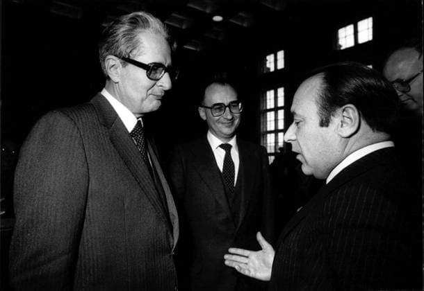 Heinrich Lummer, Guido Brunner und Hans-Jochen Vogel Das Foto zeigt v.l. den Regierenden Bürgermeister von Berlin, Hans-Jochen Vogel, Guido Brunner und Heinrich Lummer, Präsident des Abgeordnetenhauses, in einem Gespräch., Copyright: UnitedxArchivesxSvenxSimon Nur redaktionelle Nutzung. Editorial usage only. UnitedArchivesIMS_3284717F EDITORIAL USE ONLY