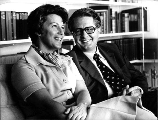 Hans-Jochen Vogel mit Gattin Liselotte Bundesjustizminister Hans-Jochen Vogel mit Gattin Liselotte zum Anlass seiner Wahl zum Regierenden Bürgermeister von Berlin., Copyright: UnitedxArchivesxSvenxSimon Nur redaktionelle Nutzung. Editorial usage only. UnitedArchivesIMS_3284750F EDITORIAL USE ONLY