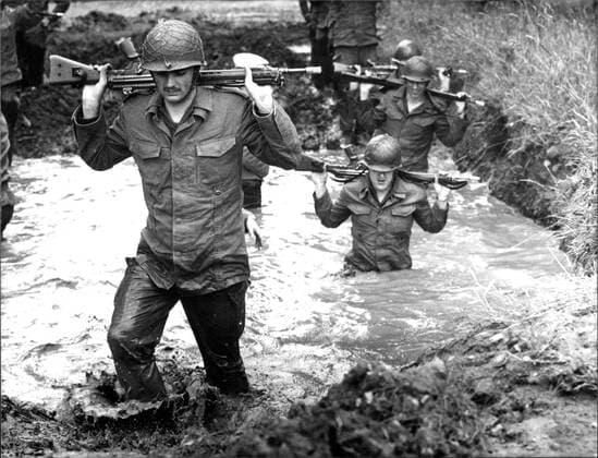 Bundeswehr-Grundausbildung Die Abbildung zeigt Soldaten bei der Bundeswehr-Grundausbildung., Copyright: UnitedxArchivesxSvenxSimon Nur redaktionelle Nutzung. Editorial usage only. UnitedArchivesIMS_3297573F EDITORIAL USE ONLY !ACHTUNG AUFNAHMEDATUM GESCHÄTZT!
